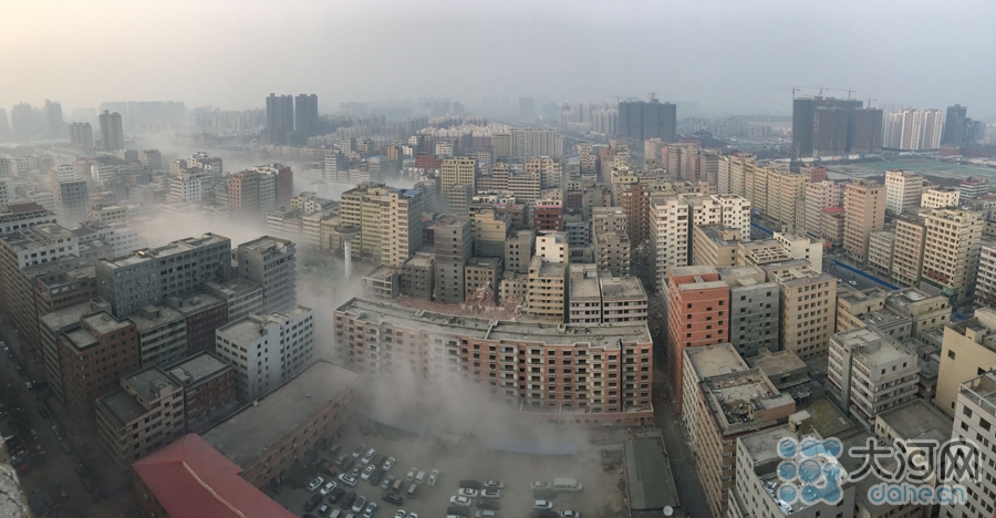 郑州最大城中村爆破拆迁 数栋大楼轰然倒塌