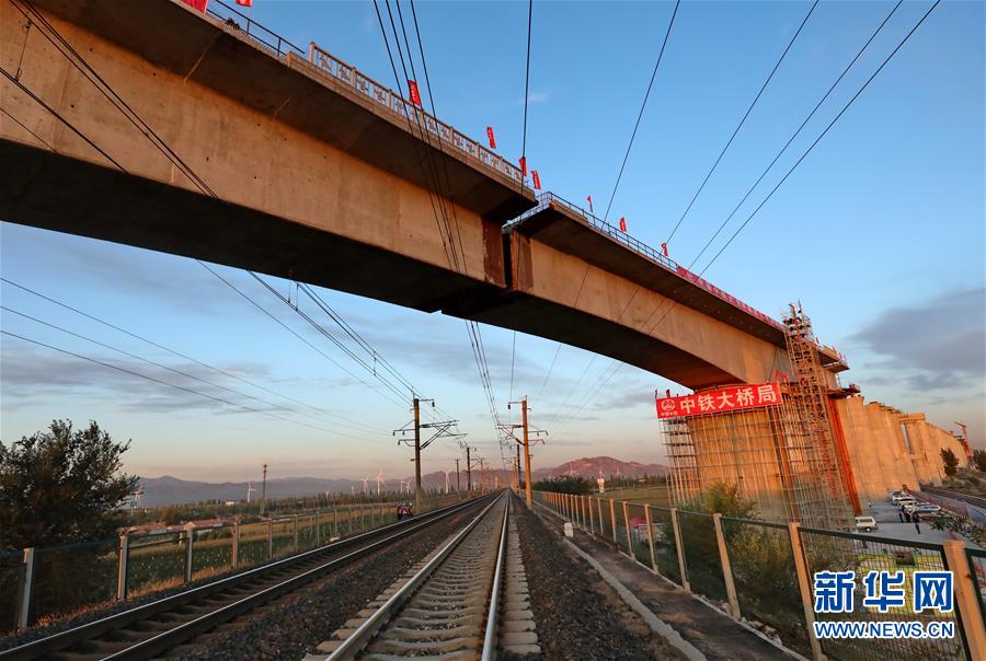 （经济）（4）京张高铁跨大秦线铁路土木特大桥成功双转体