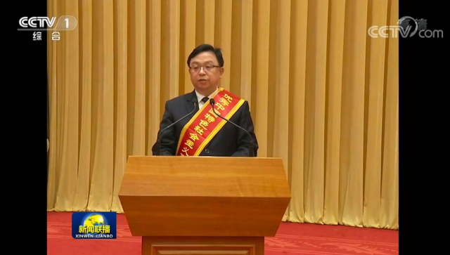 比亚迪董事长兼总裁王传福作为两名代表之一在会场发言