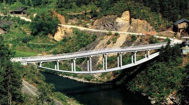 桥型独特,结构新颖,桥栏的圆弧朝下凸,像一条倒悬的彩虹.